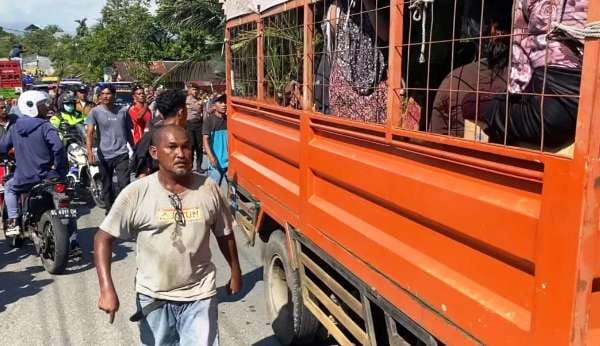 Ratusan Warga Aceh Barat Tolak Kedatangan 69 Etnis Rohingya 1 Ratusan warga melakukan aksi penolakan dan pengusiran truk yang mengakut puluhan pengungsi etnis Rohingya di Desa Beureugang, Kecamatan Kaway XVI, Kabupaten Aceh Barat, Kamis (21/3/2024) sore.