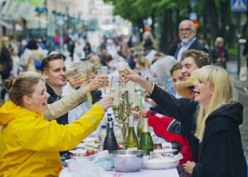 Warga Finlandia sedang menikmati waktu bersama