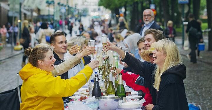 Finlandia Masih Jadi Negara Paling Bahagia di Dunia 1 Warga Finlandia sedang menikmati waktu bersama