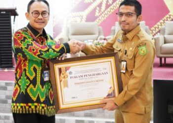 Terima Penghargaan