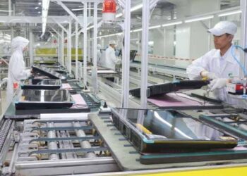 Aktivitas produksi di industri elektronika.