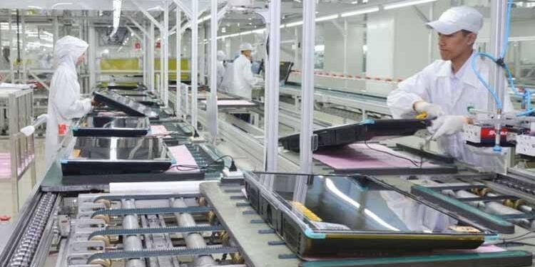 Ternyata Ini Alasan Dibalik Pembatasan Impor TV, AC, Kulkas dan Laptop 1 Aktivitas produksi di industri elektronika.