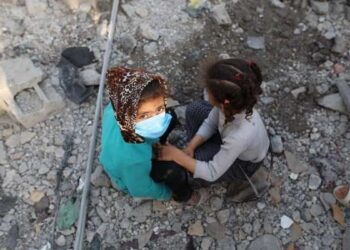 Anak-anak terlihat di antara reruntuhan setelah serangan udara Israel di kota Deir el-Balah di Jalur Gaza tengah, pada 2 April 2024.