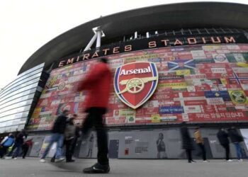 Penonton tiba di Stadion Emirates, London, 23 April 2024 jelang pertandingan Liga Inggris antara Arsenal dan Chelsea.