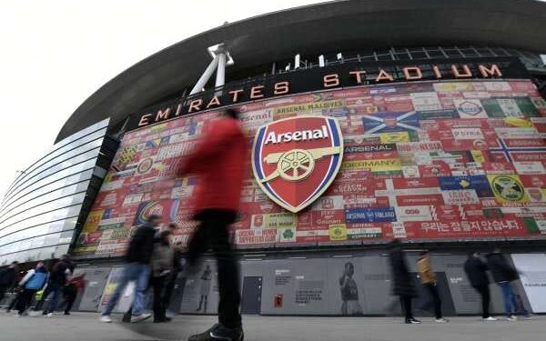 Arsenal Tinggalkan Liverpool dan Manchester City 1 Penonton tiba di Stadion Emirates, London, 23 April 2024 jelang pertandingan Liga Inggris antara Arsenal dan Chelsea.
