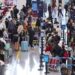 Sektor Penerbangan Sipil China Bukukan Rekor di Q1, Angkut 180 Juta Penumpang 2 Penumpang mengantri untuk check-in di Bandara Internasional Beijing Daxing di Beijing, China.