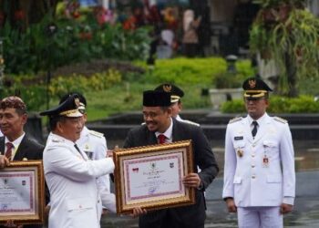 Wali Kota Medan, Bobby Nasution, saat menerima penghargaan Satyalancana Karya Bhakti Praja Nugraha.