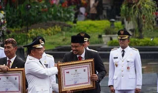 Wali Kota Medan, Bobby Nasution, saat menerima penghargaan Satyalancana Karya Bhakti Praja Nugraha.