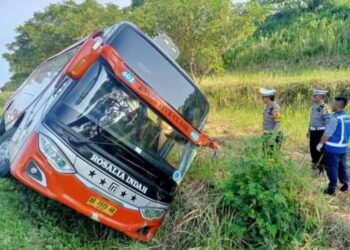 Bus Rosalia Indah mengalami kecelakaan di ruas Tol Semarang-Batang, Jawa Tengah, Kamis (11/4/4024).