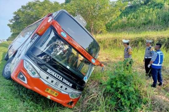 Hari Raya Idulfitri, Polri Catat 199 Kejadian Kecelakaan 1 Bus Rosalia Indah mengalami kecelakaan di ruas Tol Semarang-Batang, Jawa Tengah, Kamis (11/4/4024).