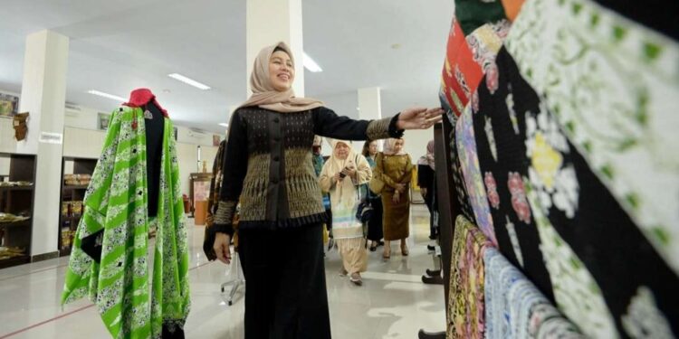 Kemampuan Pengrajin di Sumut Didongkrak Lewat Pelatihan Menjahit/Bordir Gratis 1 Dekranasda gelar pelatihan menjahit/bordir gratis.