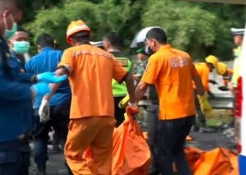 Evakuasi korban kecelakaan maut di KM 58 Tol Cikampek.
