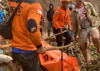 Evakuasi korban tertimbun longsor di Tana Toraja.