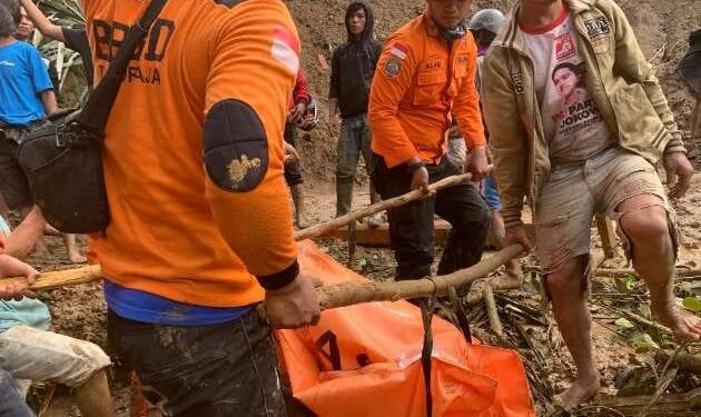 18 Orang Tewas Tertimbun akibat Longsor di Tana Toraja 1 Evakuasi korban tertimbun longsor di Tana Toraja.