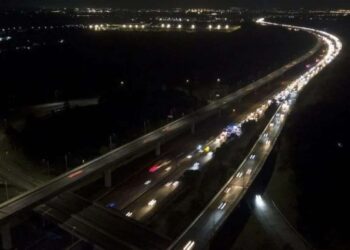 Foto udara sejumlah kendaraan melintas di Jalan Layang MBZ dan Tol Jakarta-Cikampek di Kabupaten Karawang, Jawa Barat, Minggu (7/4/2024).