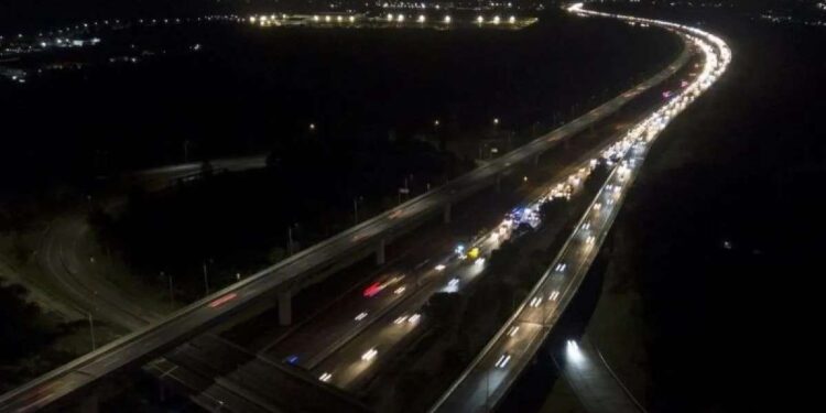 Imbas Kecelakaan, Contraflow KM 48-70 Cikampek Ditutup Sementara 1 Foto udara sejumlah kendaraan melintas di Jalan Layang MBZ dan Tol Jakarta-Cikampek di Kabupaten Karawang, Jawa Barat, Minggu (7/4/2024).