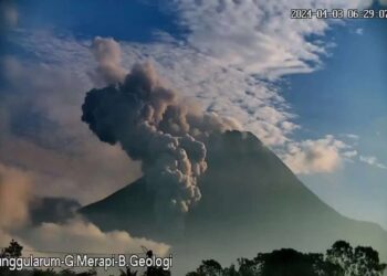 Gunung Merapi di perbatasan Provinsi Jateng dan Daerah Istimewa Yogyakarta terjadi guguran awan panas.