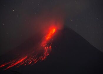 Guguran lava Gunung Merapi.