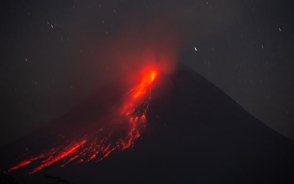 Gunung Merapi Gugurkan 6 Kali Lava Sejauh 1,5 Km 1 Guguran lava Gunung Merapi.