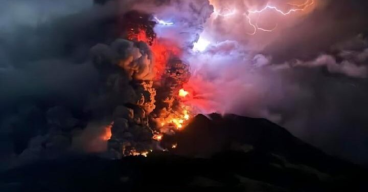 4 Gunung Api di Sulawesi Utara Berstatus Waspada 1 Gunung Ruang di Kabupaten Sitaro, Sulawesi Utara.