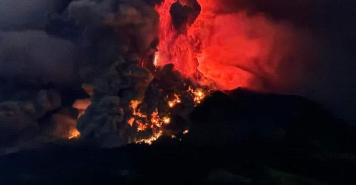 4 Kapal Dikerahkan Evakuasi Warga Pasca Gunung Ruang Berstatus Awas 1 Gunung Ruang kembali erupsi.