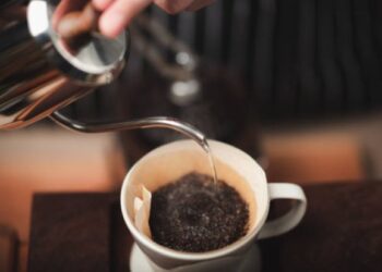 Ilustrasi meracik kopi.