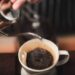 Racikan Kopi di Rumah Tak Seenak Buatan Cafe? Simak Penyebabnya 2 Ilustrasi meracik kopi.