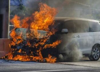 Ilustrasi mobil terbakar.