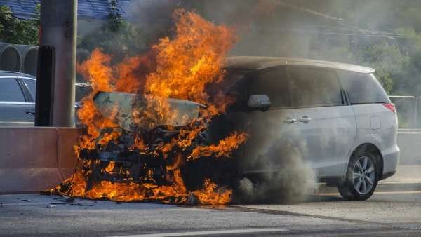 Berikut Penjelasan Pakar Otomotif Penyebab Mobil Terbakar saat Tabrakan 1 Ilustrasi mobil terbakar.