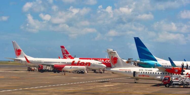 Ilustrasi pesawat di bandara.
