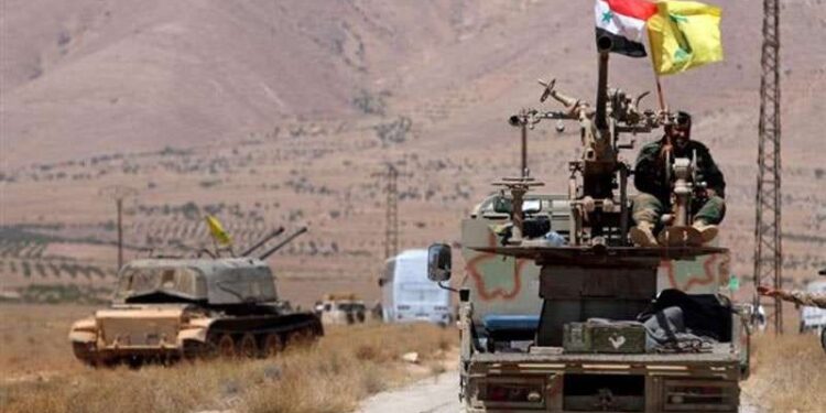 Serang Suriah, Israel Targetkan Radar Militer 1 Sebuah kendaraan militer mengibarkan bendera Suriah dan Hezbollah di Kota Qalamoun, Suriah.