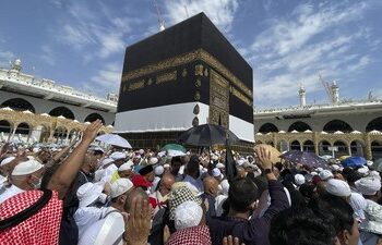Jamaah haji melaksanakan tawaf ifadah di dekat Ka'Bah, Masjidil Haram, Makkah, Arab Saudi.