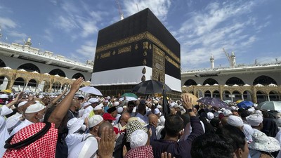 Kloter Pertama Jamaah Calon Haji Diterbangkan ke Tanah Suci 12 Mei 1 Jamaah haji melaksanakan tawaf ifadah di dekat Ka'Bah, Masjidil Haram, Makkah, Arab Saudi.