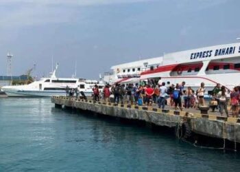 Kapal Motor Cepat Express Bahari saat berlabuh di Pelabuhan Jepara, Jawa Tengah.