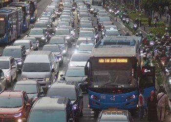 Sejumlah kendaraan berada di tengah kemacetan saat jam pulang kerja di kawasan Jalan Jenderal Sudirman, Jakarta.