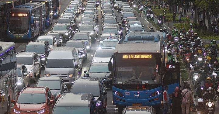 Pemilik Kendaraan di Jakarta Disarankan Bergarasi dan Lulus Uji Emisi 1 Sejumlah kendaraan berada di tengah kemacetan saat jam pulang kerja di kawasan Jalan Jenderal Sudirman, Jakarta.