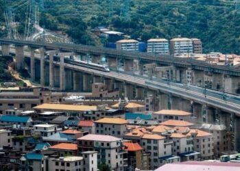 Kereta peluru Fuxing yang berjalan di jembatan Sungai Wulong di sepanjang jalur kereta berkecepatan tinggi Fuzhou-Xiamen-Zhangzhou di Provinsi Fujian, China timur.