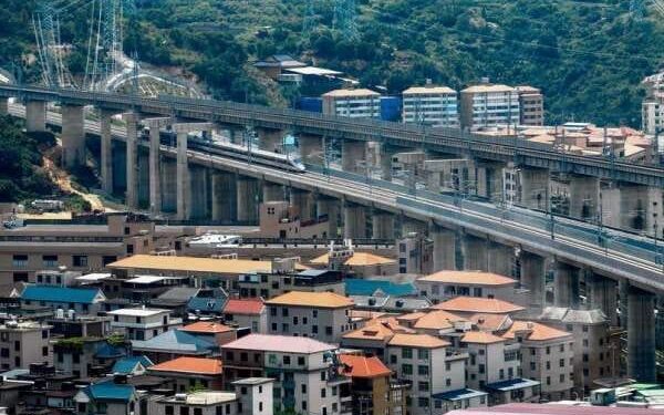 Kereta peluru Fuxing yang berjalan di jembatan Sungai Wulong di sepanjang jalur kereta berkecepatan tinggi Fuzhou-Xiamen-Zhangzhou di Provinsi Fujian, China timur.