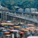 Kereta peluru Fuxing yang berjalan di jembatan Sungai Wulong di sepanjang jalur kereta berkecepatan tinggi Fuzhou-Xiamen-Zhangzhou di Provinsi Fujian, China timur.