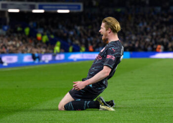 Gelandang Manchester City, Kevin De Bruyne bikin sejarah setelah mencetak gol lewat sundulan, saat bertandang ke Brighton.