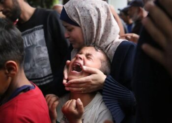 Seorang anak laki-laki berduka atas kematian kerabatnya di sebuah rumah sakit di Kota Rafah, Jalur Gaza selatan, pada tanggal 1 April 2024.