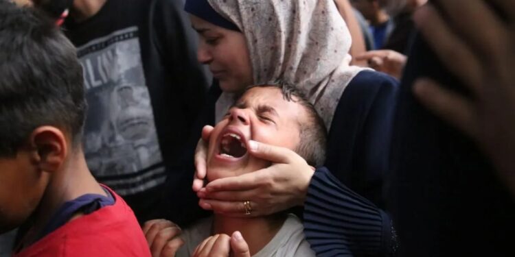 Seorang anak laki-laki berduka atas kematian kerabatnya di sebuah rumah sakit di Kota Rafah, Jalur Gaza selatan, pada tanggal 1 April 2024.