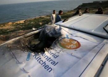 Warga Palestina memeriksa kendaraan milik WCK yang rusak setelah terkena serangan Israel di Kota Deir el-Balah, Jalur Gaza tengah, 2 April 2024.