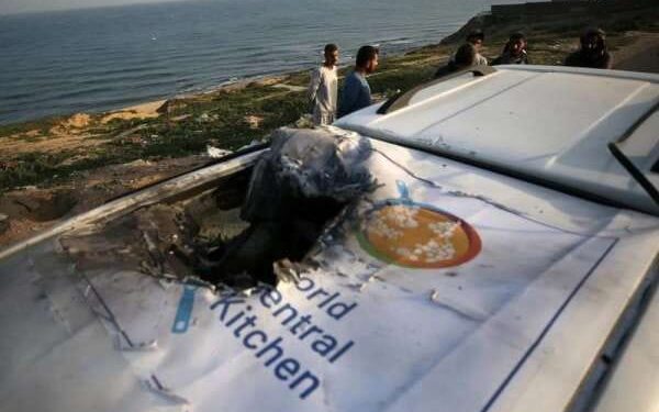 Warga Palestina memeriksa kendaraan milik WCK yang rusak setelah terkena serangan Israel di Kota Deir el-Balah, Jalur Gaza tengah, 2 April 2024.