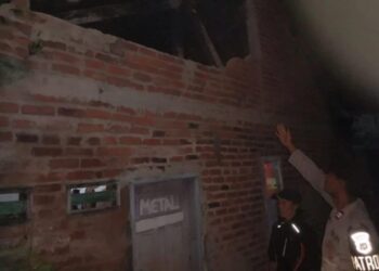 Petugas mengecek rumah warga yang terdampak kerusakan akibat gempa di Kabupaten Garut, Jawa Barat, Minggu (28/4/2024) dini hari.