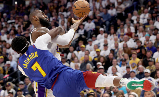 Playoff NBA: Nuggets Perpanjang Rekor Kemenangan atas Lakers 1 LA Lakers vs Denver Nuggets, dalam laga playoff NBA Wilayah Barat putaran pertama di Ball Arena Denver, Colorado.