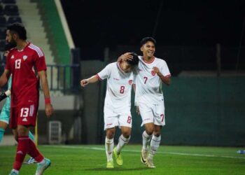 Dua pemain timnas Indonesia U-23 Witan Sulaeman dan Marselino Ferdinan saat tampil pada laga uji coba tertutup melawan Uni Emirat Arab, di Stadion Shahab Al Ahli, Dubai, Senin (8/4/2024).