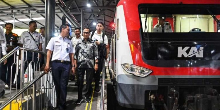 Menhub Ajak Masyarakat Gunakan Kereta Bandara Menuju YIA 1 Menhub, Budi Karya Sumadi, saat mengunjungi KAI YIA.