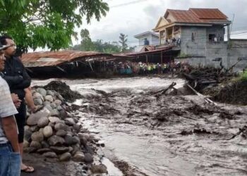 Warga melihat kondisi pascabanjir lahar dingin Gunung Marapi menerjang Nagari Bukik Batabuah, Kecamatan Canduang, Agam, Sumatera Barat, Jumat (5/4/2024).