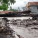 Warga melihat kondisi pascabanjir lahar dingin Gunung Marapi menerjang Nagari Bukik Batabuah, Kecamatan Canduang, Agam, Sumatera Barat, Jumat (5/4/2024).